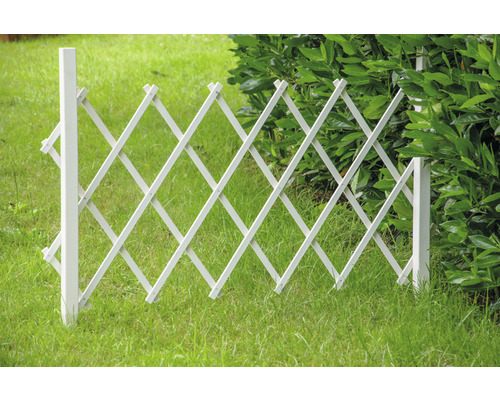 Pare-vue extensible en bois dans le jardin