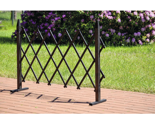 Clôture en bois extensible dans le jardin