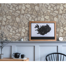 Intérieur avec papier peint imitation pierre et objets de décoration sur une cheminée