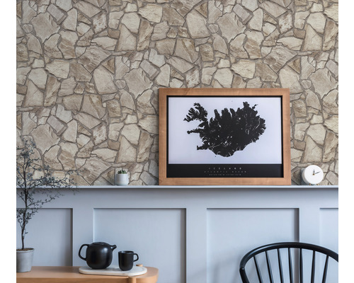 Intérieur avec papier peint imitation pierre et objets de décoration sur une cheminée