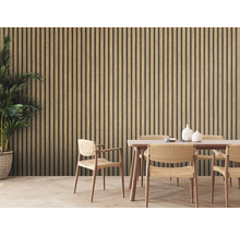 Salle à manger avec panneaux muraux en bois, table à manger et chaises en osier