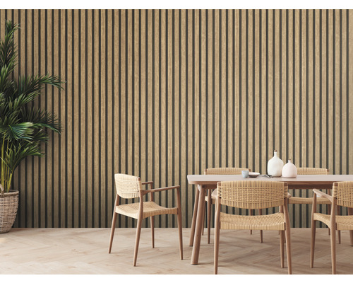 Salle à manger avec panneaux muraux en bois, table à manger et chaises en osier