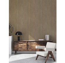 Salon avec mur en lambris, buffet et fauteuil
