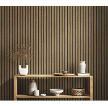 Vue d''une pièce avec un mur en lambris de bois et des éléments décoratifs sur une étagère