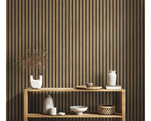 Vue d''une pièce avec un mur en lambris de bois et des éléments décoratifs sur une étagère