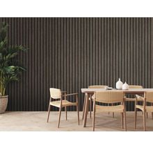 Salle à manger avec panneaux muraux en bois, table à manger et chaises