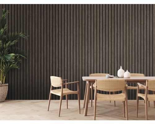 Salle à manger avec panneaux muraux en bois, table à manger et chaises