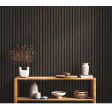 Pièce avec mur en lambris, étagère et objets décoratifs.