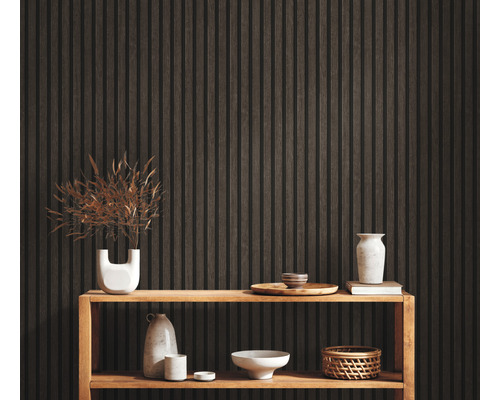 Pièce avec mur en lambris, étagère et objets décoratifs.