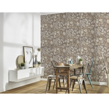 Salon avec papier peint en pierre, table et chaises pour une ambiance naturelle