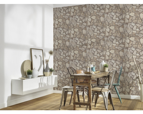 Salon avec papier peint en pierre, table et chaises pour une ambiance naturelle