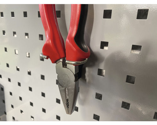 Kombizange mit Griffen auf einer Lochwand