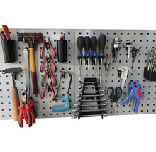 Panneau à outils avec divers outils tels que marteaux, tournevis et pinces