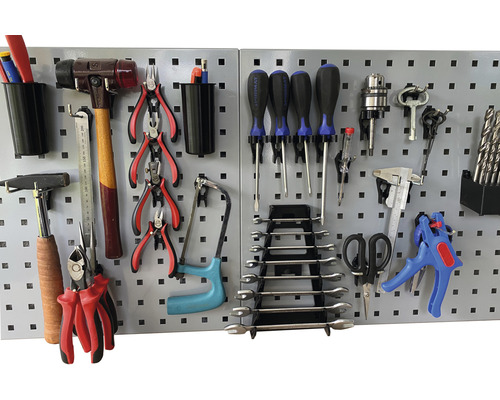 Panneau à outils avec divers outils tels que marteaux, tournevis et pinces