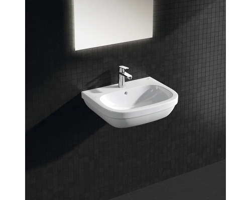 Weisses Aufsatzwaschbecken mit Armatur vor dunklem Hintergrund