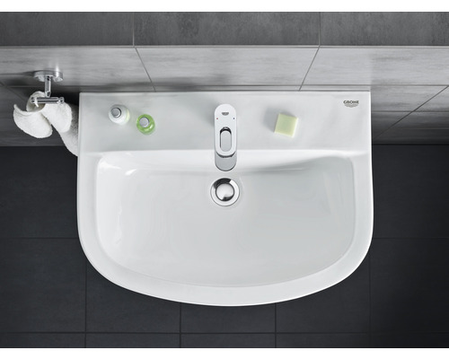 Aufsicht auf ein Waschbecken mit Armatur, Seife und Handtüchern im Badezimmer