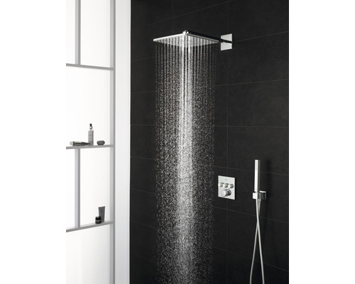 Quadratischer Duschkopf mit Handbrause und Thermostatarmatur in einem Badezimmer