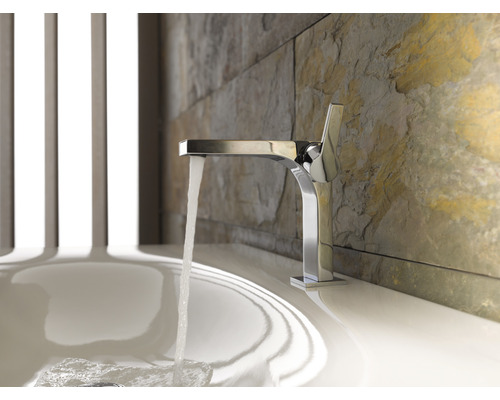 Robinet en métal avec eau courante dans un lavabo de salle de bain.