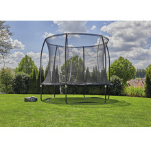 Trampolin mit Sicherheitsnetz und Rasenmähroboter im Garten.