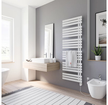Salle de bain moderne avec radiateur, lavabo, miroir et bidet