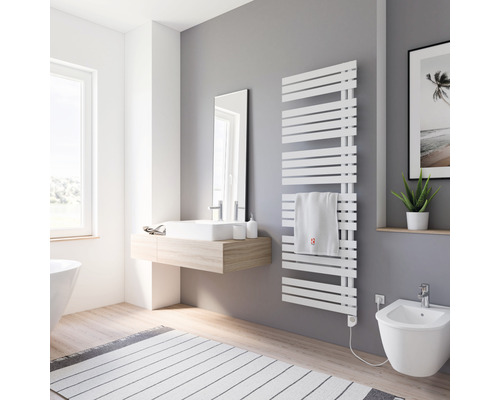 Salle de bain moderne avec radiateur, lavabo, miroir et bidet