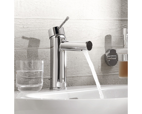 Mitigeur monocommande dans une salle de bains avec eau courante