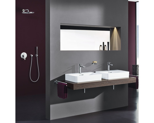 Badezimmer mit zwei Waschbecken, Spiegel, Handtuchhalter und Dusche