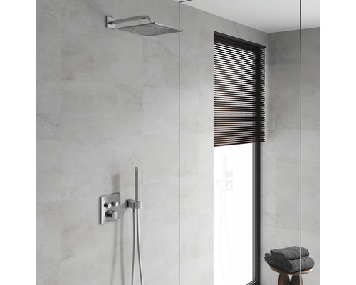 Salle de bains avec pomme de douche, douchette à main et fenêtre avec store