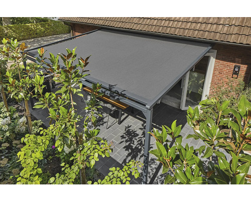 Terrasse mit grauem Sonnenschutzsegel und Gartenmöbeln
