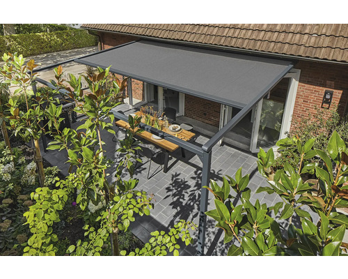 Terrassenüberdachung mit Tisch und Pflanzen im Garten