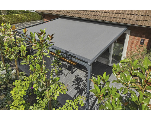 Graue Terrassenüberdachung mit Sitzbereich im Garten.