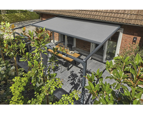 Terrasse mit Markise und Gartenmöbeln für den Aussenbereich