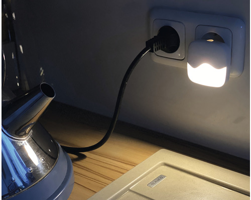Lampe de prise dans la cuisine à côté de la bouilloire et de l''évier