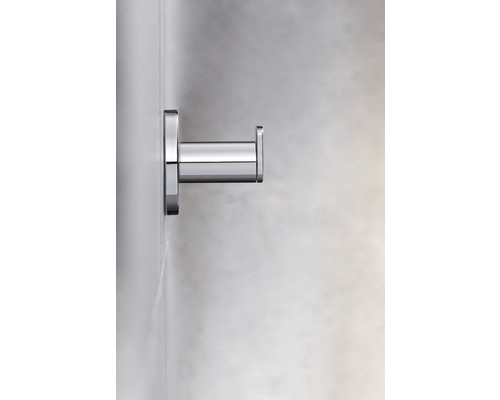 Crochet mural en métal dans la salle de bain