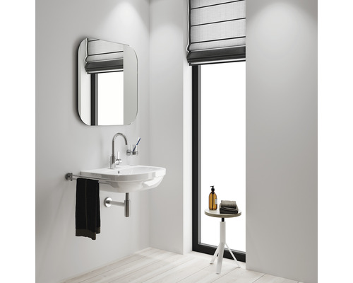 Badezimmer mit Waschbecken, Spiegel, Handtuchhalter und Hocker