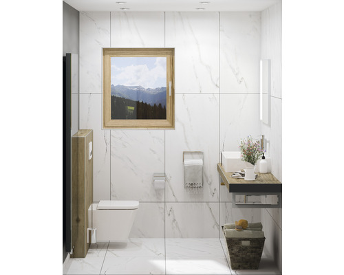 Helles Badezimmer mit Toilette, Waschbecken, Fenster und Fliesen in Marmoroptik.