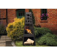 Feuerstelle aus Stahl mit Holzscheiten im Garten