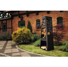 Feuerstelle aus Metall im Garten mit Holzstapel und Baumdesign