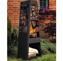 Dekorative Feuersäule aus Stahl mit Holzlagerung für den Aussenbereich, mit brennendem Holz.