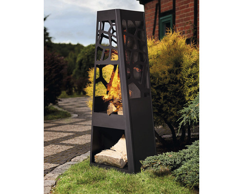 Colonne à feu avec rangement pour le bois et bois brûlant dans le jardin.