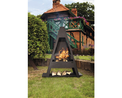 Brasero d''extérieur avec bois qui brûle sur une pelouse