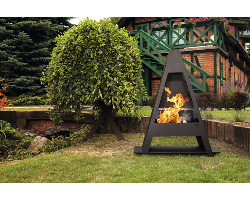 Brasero de terrasse en forme de A avec foyer dans le jardin