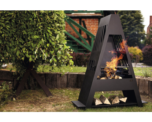 Brasero de terrasse noir en forme de A avec du bois et des flammes dans le jardin