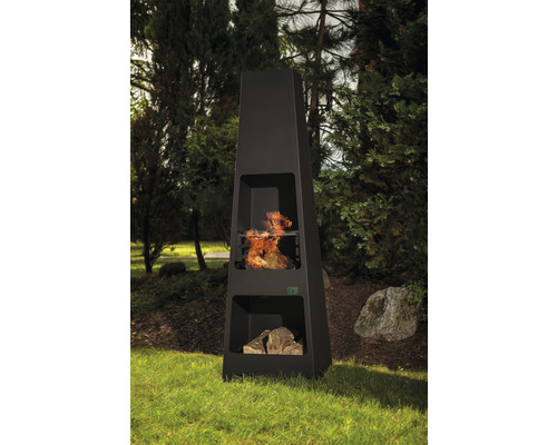 Schwarzer Stahl Gartenkamin mit Holz und Feuer im Garten