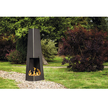 Schwarzer Outdoor-Kamin mit Flammen in einer Gartenszene.