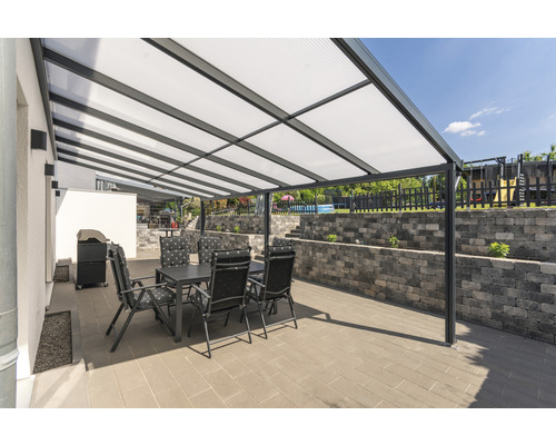 Terrasse mit Terrassenüberdachung, Gartentisch und Gartenstühlen