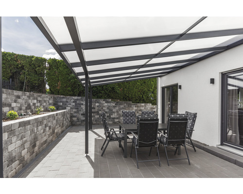 Terrasse mit Terrassenüberdachung, Tisch und Stühlen