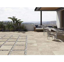 Terrasse avec carrelage, coin salon et plantes