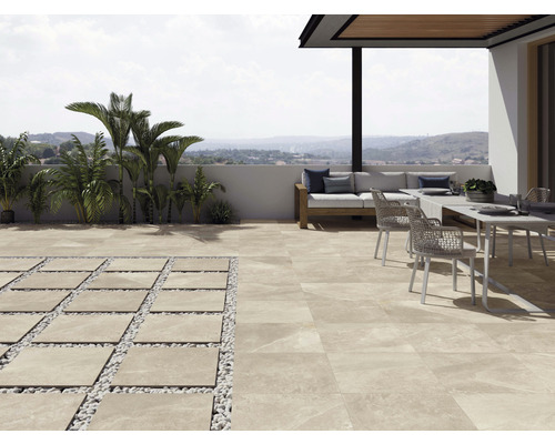 Terrasse mit Fliesen, Sitzgruppe und Pflanzen