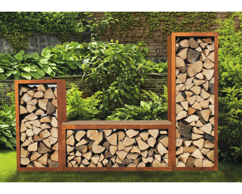 Banc en bois avec étagères à bois dans le jardin